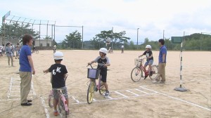 自転車で運動場を走行！